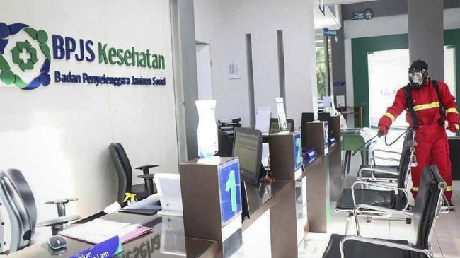 Area Publik BPJS Kesehatan Palangkaraya Disemprot Disinfektan