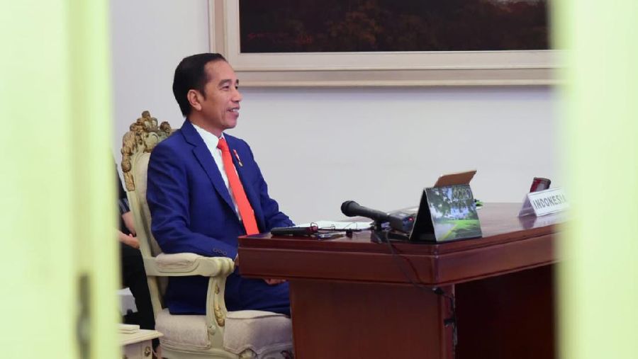 Jokowi saat memimpin rapat terbatas dengan topik pembahasan Laporan Tim Gugus Tugas Covid-19 melalui video conference di Istana Merdeka.