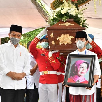 Momen Haru Jokowi Antar Ibunda ke Peristirahatan Terakhir