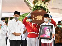 Momen Haru Jokowi Antar Ibunda ke Peristirahatan Terakhir