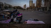 Para tunawisma di Spanyol menjadi kelompok yang rentan tertular virus corona. (AP Photo/Emilio Morenatti)