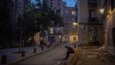 Para tunawisma itu dipindahkan ke gedung pusat pameran IFEMA di Madrid. (AP Photo/Emilio Morenatti)