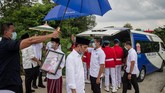 Presiden Jokowi ditemani putra sulungnya, Gibran Rakabuming Raka saat tiba dikomplek pemakaman keluarga di Dukuh Mandu. (ANTARA FOTO/Mohammad Ayudha/hp.)