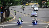 Dari rumah duka, iring-iringan mobil jenazah Ibunda Presiden Jokowi berjalan menuju pemakaman keluarga di Mundu. (ANTARA FOTO/Yusuf Nugroho/hp.).
