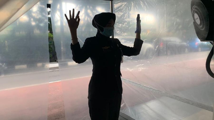 Cegah Corona, PLN Dirikan Bilik Disinfektan.
