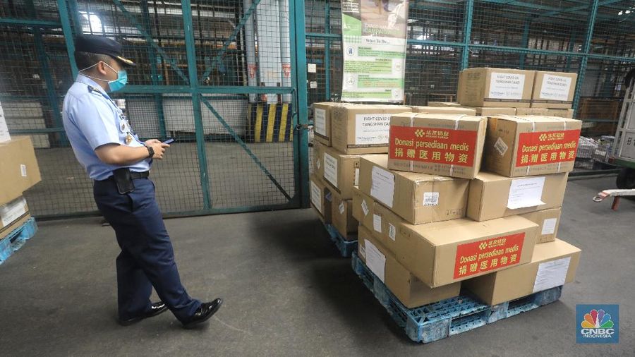 Melihat Alat Kesehatan yang Datang dari China. (CNBC Indonesia/Andrean Kristianto)