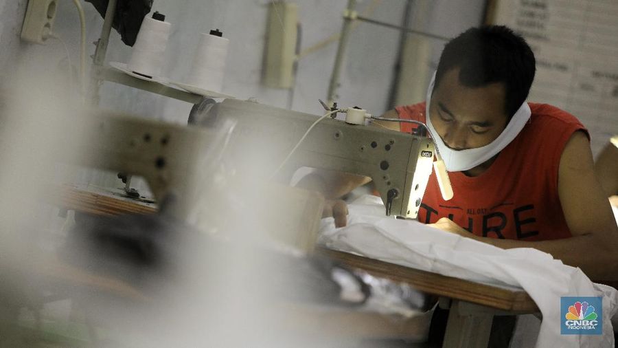 Alat Pelindung Diri (APD) menjadi salah satu komponen penting dalam melindungi tenaga medis di tengah gempuran pandemi Covid-19.