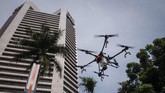 Selain menggunakan drone seperti di halaman kantor BNI di Jakarta, petugas juga menggunakan kendaraan damkar untuk menyemprotkan disinfektan. (ANTARA FOTO/Dhemas Reviyanto)