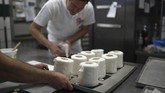 Toko kue milik Tim Kortuem juga menjual kue-kue berbentuk tisu toilet. Bentuk ini didapatkan menggunakan krim serta lapisan luar fondant yang terbuat dari gula. (Ina FASSBENDER / AFP)