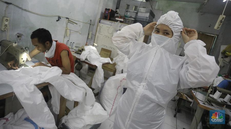 Melihat Produksi Pembuatan Alat Pelindung Diri untuk Cegah Virus Corona. (CNBC Indonesia/Andrean Kristianto)