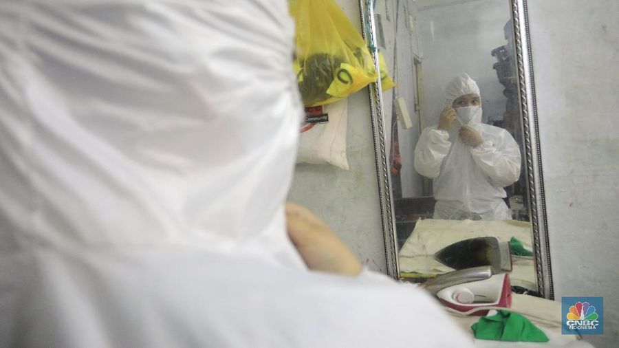 Melihat Produksi Pembuatan Alat Pelindung Diri untuk Cegah Virus Corona. (CNBC Indonesia/Andrean Kristianto)
