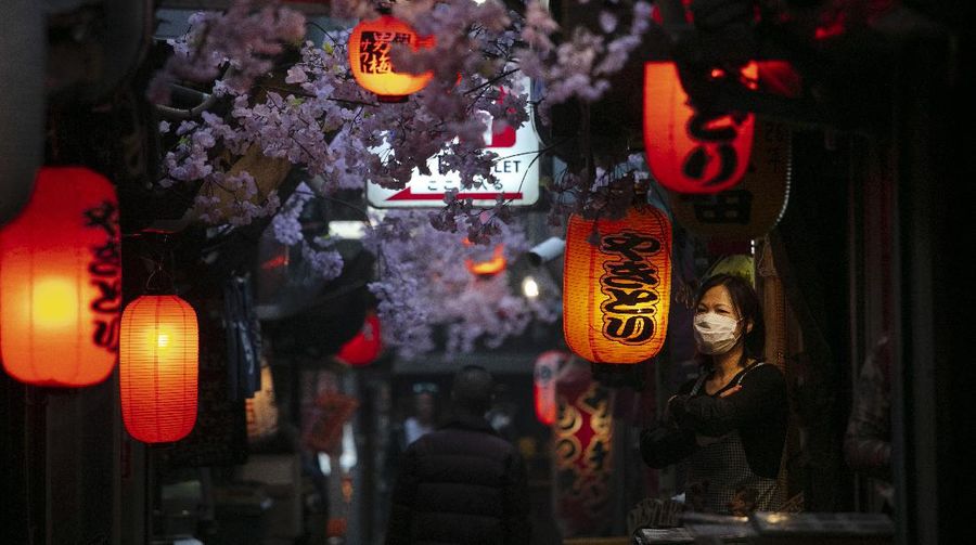 Di tengah-tengah upaya mengurangi kerumunan massa, bunga sakura bermekaran dan mengundang warga Jepang untuk pergi menikmatinya.