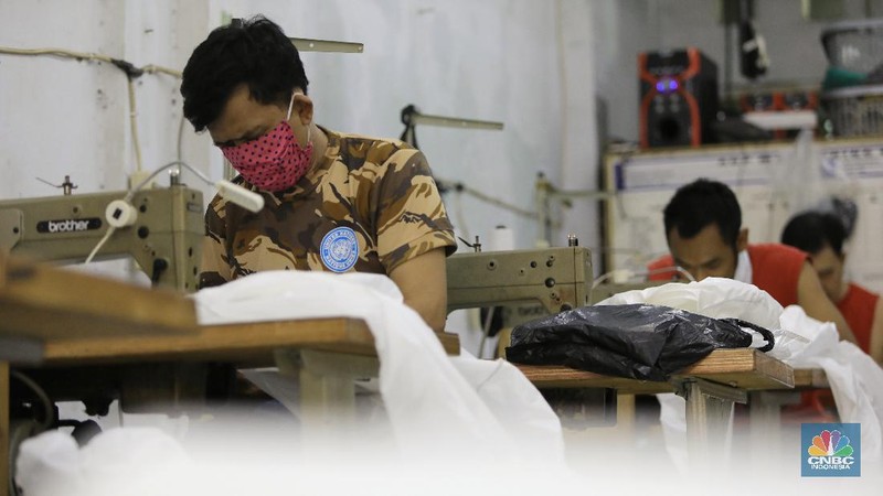 Alat Pelindung Diri (APD) menjadi salah satu komponen penting dalam melindungi tenaga medis di tengah gempuran pandemi Covid-19.
