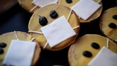 Berinovasi seperti ini membuat toko kue di Dortmund bisa bertahan. Pasalnya, pandemi corona menyebabkan banyak resepsi pernikahan ditunda dan acara-acara dibatalkan sehingga mereka kehilangan banyak langganan. (Ina FASSBENDER / AFP)