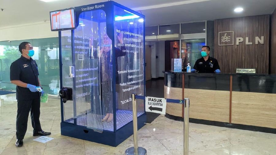 PLN menyediakan bilik penyemprotan disinfektan untuk pegawai di kantor-kantor PLN.