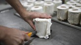 Tisu toilet sendiri menjadi barang yang habis diserbu di supermarket sebagai persiapan warga Jerman berdiam diri di rumah. Di Dortmund, kue-kue berbentuk tisu toilet kemudian menjadi sangat populer. (Ina FASSBENDER / AFP)