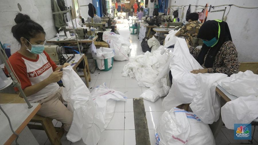 Alat Pelindung Diri (APD) menjadi salah satu komponen penting dalam melindungi tenaga medis di tengah gempuran pandemi Covid-19.