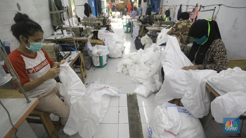 Alat Pelindung Diri (APD) menjadi salah satu komponen penting dalam melindungi tenaga medis di tengah gempuran pandemi Covid-19.
