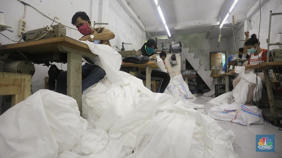 Melihat Produksi Pembuatan Alat Pelindung Diri untuk Cegah Virus Corona. (CNBC Indonesia/Andrean Kristianto)