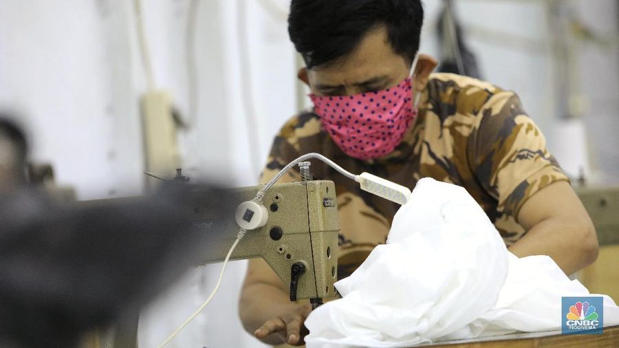Melihat Produksi Pembuatan Alat Pelindung Diri untuk Cegah Virus Corona. (CNBC Indonesia/Andrean Kristianto)