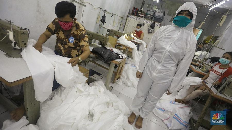 Melihat Produksi Pembuatan Alat Pelindung Diri untuk Cegah Virus Corona. (CNBC Indonesia/Andrean Kristianto)