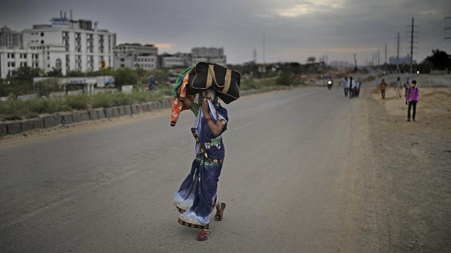 Buruh Migran India Pulang Kampung dengan Berjalan Kaki Imbas Lockdown.