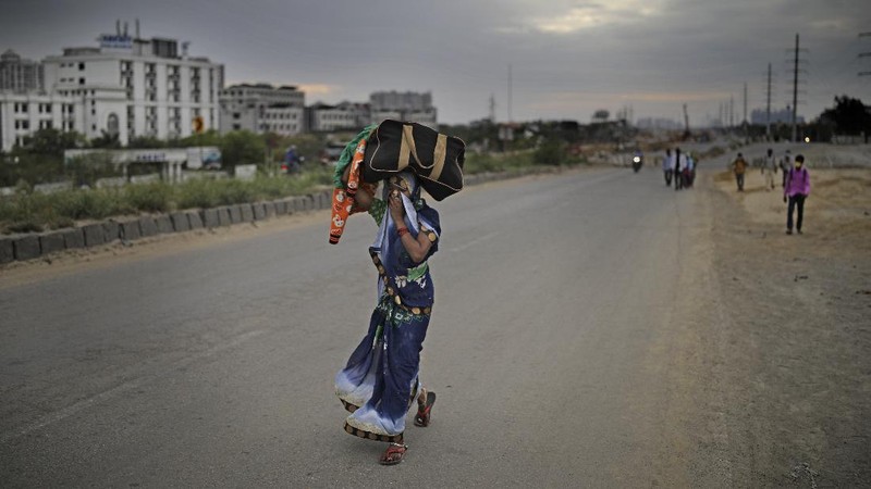 Buruh Migran India Pulang Kampung dengan Berjalan Kaki Imbas Lockdown.