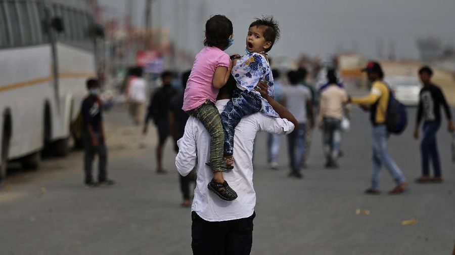 Buruh Migran India Pulang Kampung dengan Berjalan Kaki Imbas Lockdown.