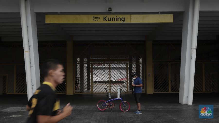 Warga berolahraga diarea Glora Bung Karno, Jakarta Pusat. (վ/Tri Susilo)