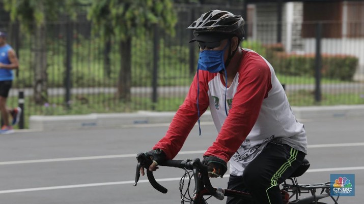 Warga berolahraga diarea Glora Bung Karno, Jakarta Pusat. (CNBC Indonesia/Tri Susilo) Warga berolahraga diarea Glora Bung Karno, Jakarta Pusat. (CNBC Indonesia/Tri Susilo)