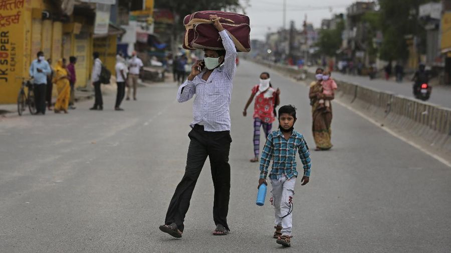 Buruh Migran India Pulang Kampung dengan Berjalan Kaki Imbas Lockdown.