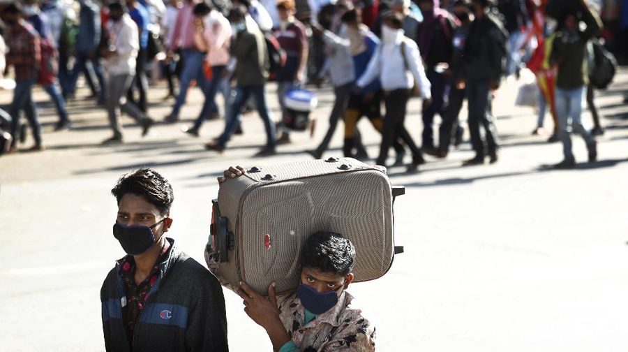 Buruh Migran India Pulang Kampung dengan Berjalan Kaki Imbas Lockdown.
