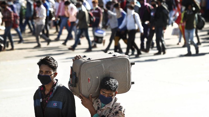 Buruh Migran India Pulang Kampung dengan Berjalan Kaki Imbas Lockdown.