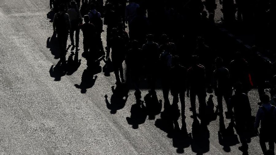 Buruh Migran India Pulang Kampung dengan Berjalan Kaki Imbas Lockdown. (AP/Manish Swarup)
