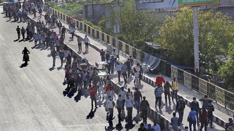 Buruh Migran India Pulang Kampung dengan Berjalan Kaki Imbas Lockdown.