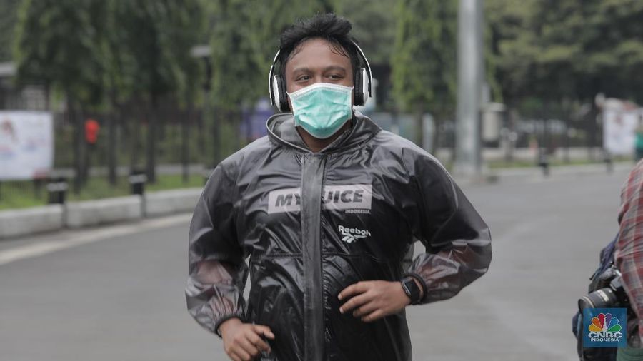 Warga berolahraga diarea Glora Bung Karno, Jakarta Pusat. (CNBC Indonesia/Tri Susilo)