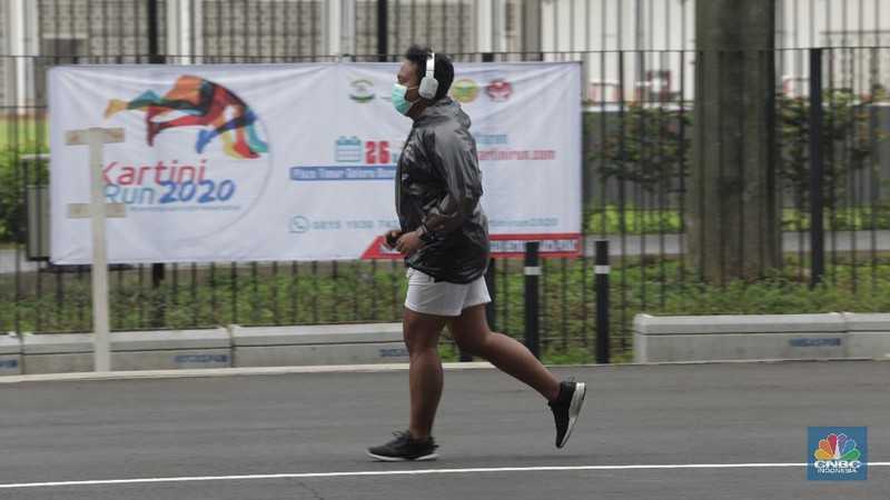 Sejumlah warga tetap berolahraga, Mereka meyakini dengan tubuh sehat akan menangkal virus corona.
