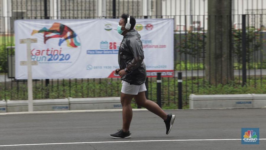Warga berolahraga diarea Glora Bung Karno, Jakarta Pusat. (CNBC Indonesia/Tri Susilo)