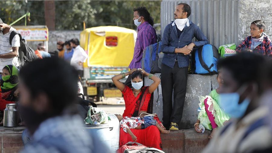 Buruh Migran India Pulang Kampung dengan Berjalan Kaki Imbas Lockdown.