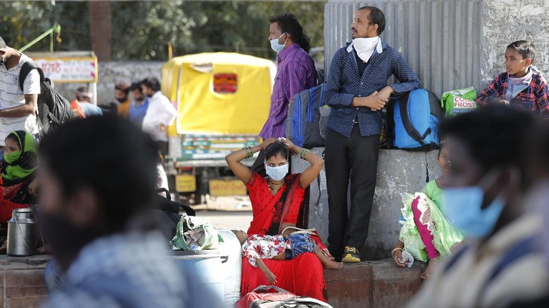 Buruh Migran India Pulang Kampung dengan Berjalan Kaki Imbas Lockdown.