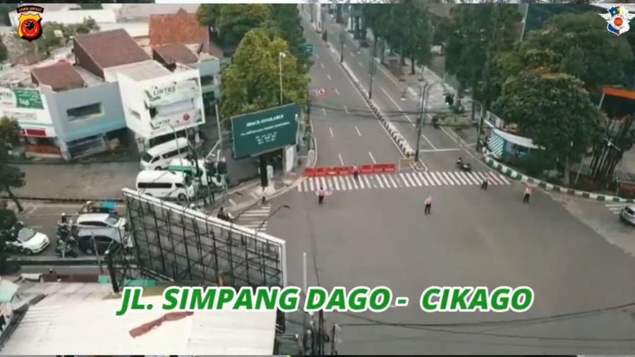 Pemerintah Kota (Pemkot) Bandung bersama Polrestabes Bandung menutup sejumlah ruas jalan demi mengurangi kerumunan massa.