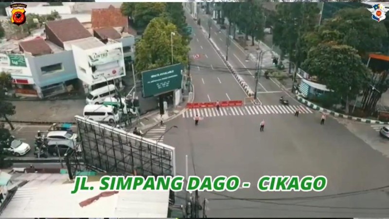 Pemerintah Kota (Pemkot) Bandung bersama Polrestabes Bandung menutup sejumlah ruas jalan demi mengurangi kerumunan massa.