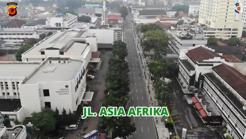 Pemerintah Kota (Pemkot) Bandung bersama Polrestabes Bandung menutup sejumlah ruas jalan demi mengurangi kerumunan massa.