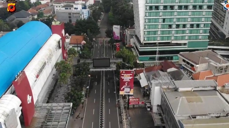 Pemerintah Kota (Pemkot) Bandung bersama Polrestabes Bandung menutup sejumlah ruas jalan demi mengurangi kerumunan massa.