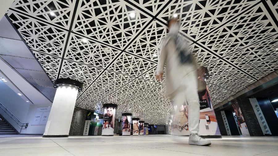 Ppemerintah Tokyo menutup taman-taman sakura supaya untuk meminimalisir penyebaran virus tersebut.