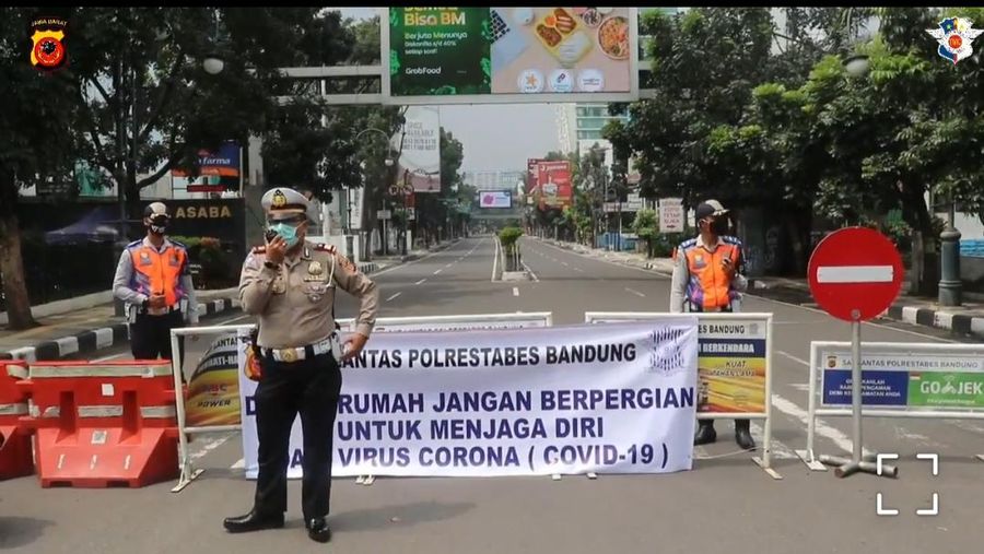 Pemerintah Kota (Pemkot) Bandung bersama Polrestabes Bandung menutup sejumlah ruas jalan demi mengurangi kerumunan massa.