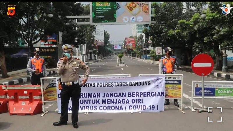 Pemerintah Kota (Pemkot) Bandung bersama Polrestabes Bandung menutup sejumlah ruas jalan demi mengurangi kerumunan massa.