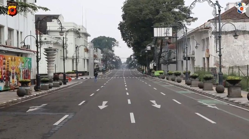 Pemerintah Kota (Pemkot) Bandung bersama Polrestabes Bandung menutup sejumlah ruas jalan demi mengurangi kerumunan massa.