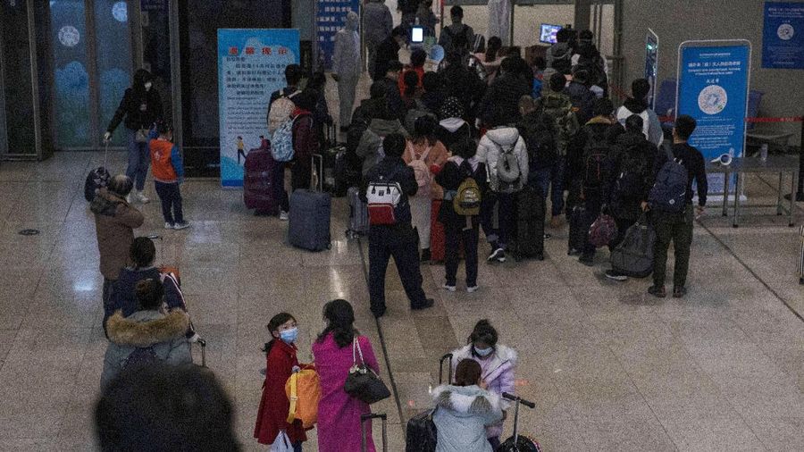 Para pemilik toko di kota yang menjadi pusat wabah virus corona (Covid-19) itu mulai membuka kembali usahanya, Senin (30/3).