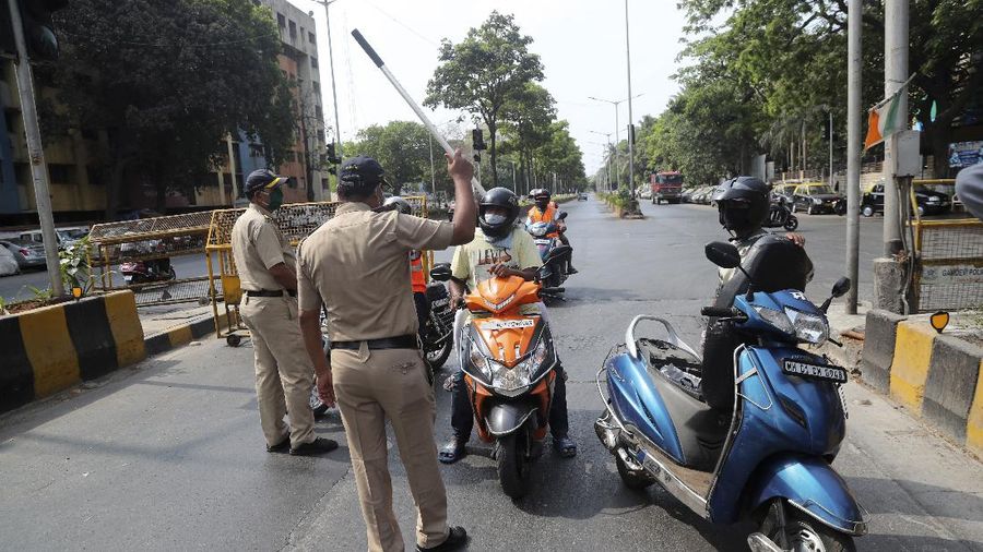 Para petugas kepolisian India memukul warga yang masih keluar rumah dengan tongkat di tengah lockdown yang berujung kacau.